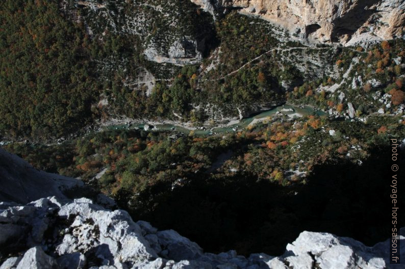 Vue verticale du Belvédère de Rancoumas dans le Verdon. Photo © Alex Medwedeff