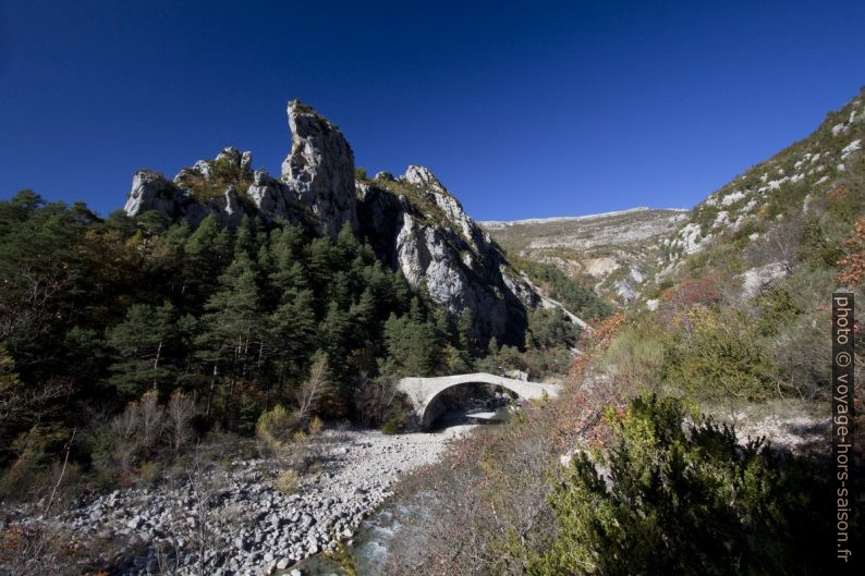 Le Verdon, le Pont de Tusset et les rochers escarpés. Photo © André M. Winter