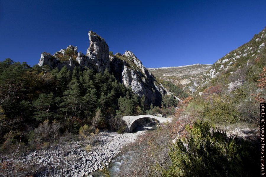 Le Verdon, le Pont de Tusset et les rochers escarpés. Photo © André M. Winter
