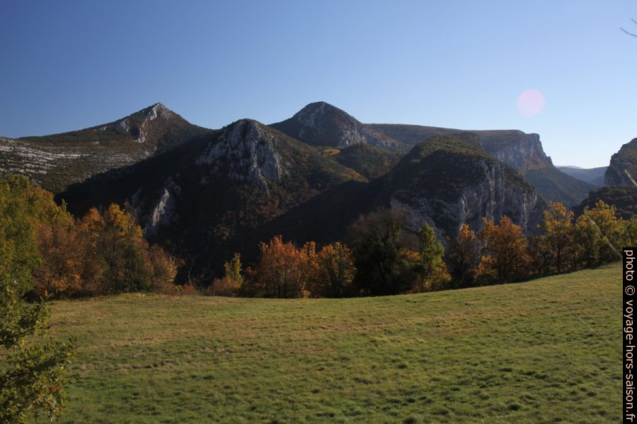 Pré et montagnes autour d'Encastel. Photo © Alex Medwedeff