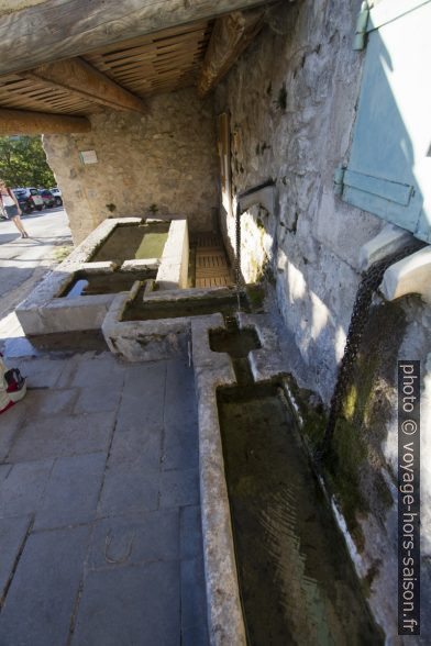 Multiples bassins du lavoir de Rougon. Photo © André M. Winter