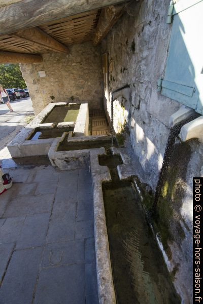 Multiples bassins du lavoir de Rougon. Photo © André M. Winter