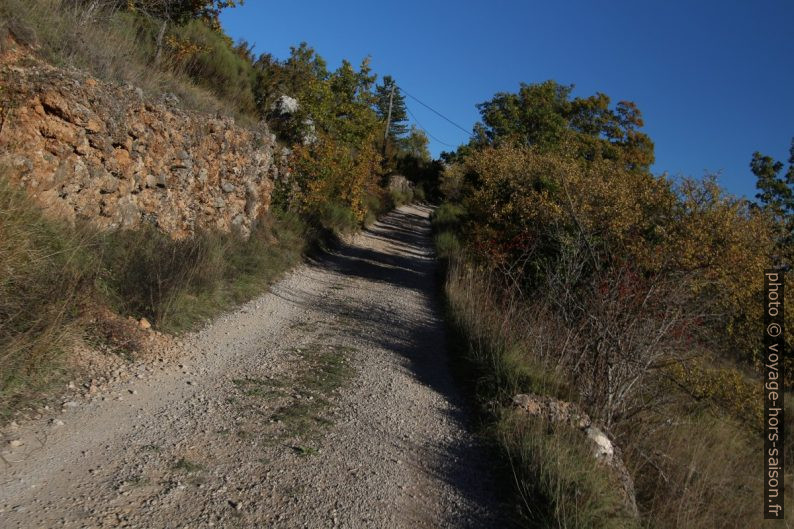 Piste de Rougon vers Carajuan. Photo © André M. Winter