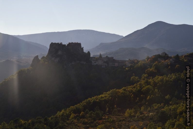 Vue retour vers le Rocher de Rougon. Photo © Alex Medwedeff