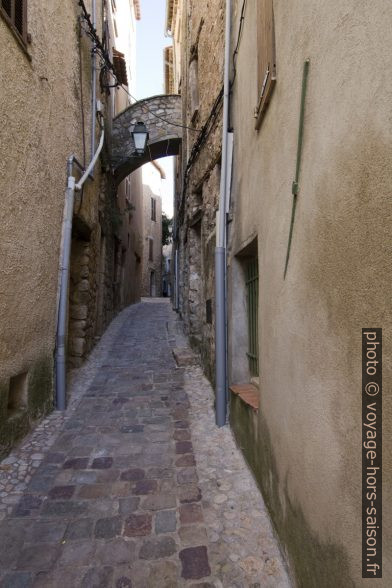 Escalier de maison à maison par dessus la rue. Photo © André M. Winter