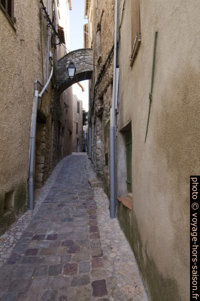 Escalier de maison à maison par dessus la rue. Photo © André M. Winter