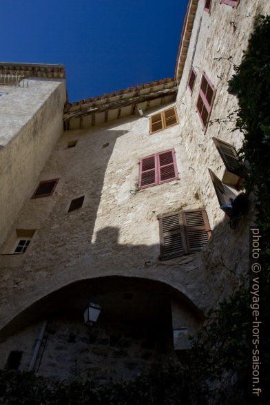 Maisons accolés dans l'angle. Photo © Alex Medwedeff