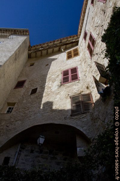 Maisons accolés dans l'angle. Photo © Alex Medwedeff