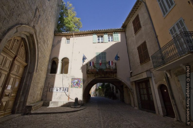 Passage sous la Mairie de Seillans. Photo © André M. Winter