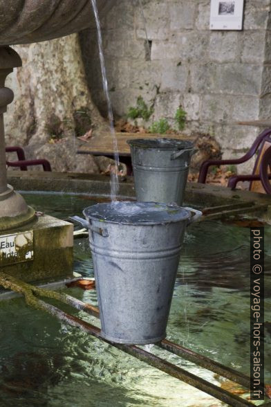 Fontaine devant le lavoir du Thouron. Photo © Alex Medwedeff