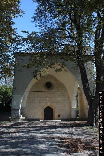 Grand portique sur le parvis de la chapelle Notre-Dame de l'Ormeau. Photo © Alex Medwedeff