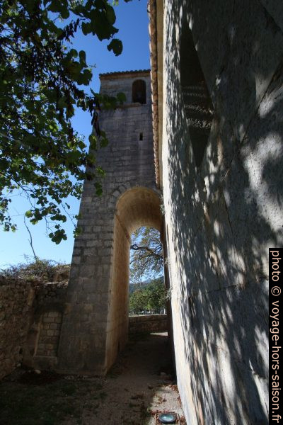 Clocher avec passage de la chapelle ND de l'Ormeau. Photo © André M. Winter