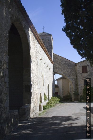 Chapelle ND des Cyprès avec hameau autour. Photo © Alex Medwedeff