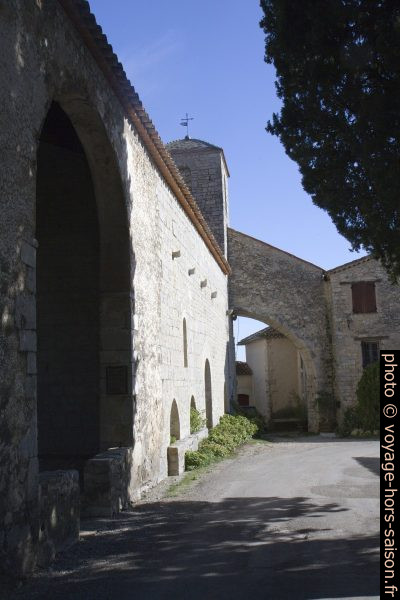 Chapelle ND des Cyprès avec hameau autour. Photo © Alex Medwedeff