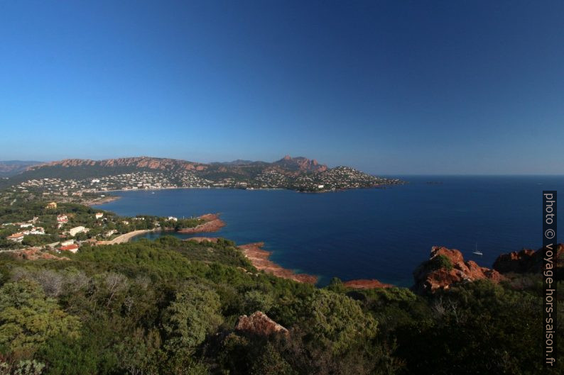 L'Estérel vu du Cap Dramont. Photo © André M. Winter