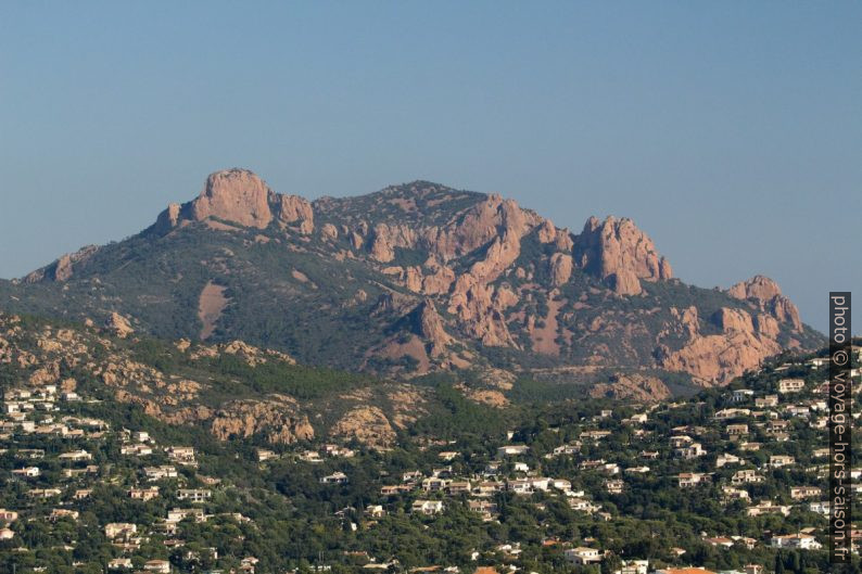 Le Pilon et le Pic du Cap Roux. Photo © André M. Winter