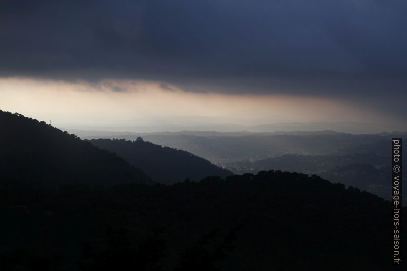 Vue du bas de la Revère vers Nice. Photo © Alex Medwedeff