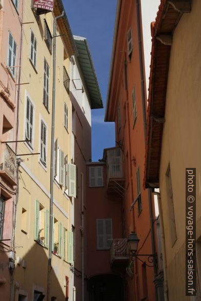 Ruelle du vieux Menton. Photo © Alex Medwedeff