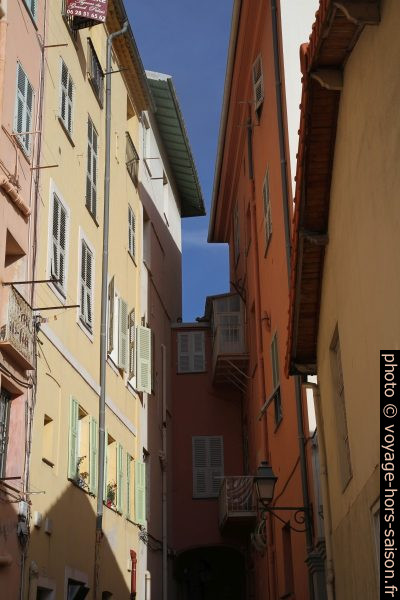 Ruelle du vieux Menton. Photo © Alex Medwedeff