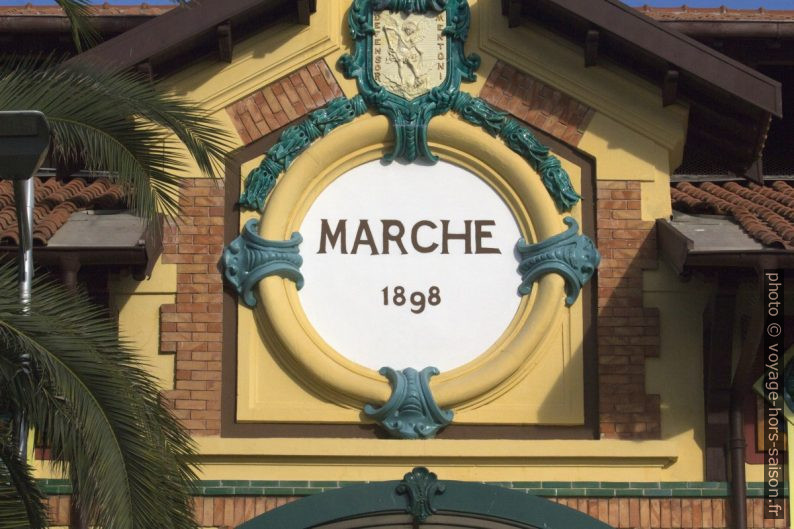 Enseigne de la halle du marché de Menton. Photo © André M. Winter