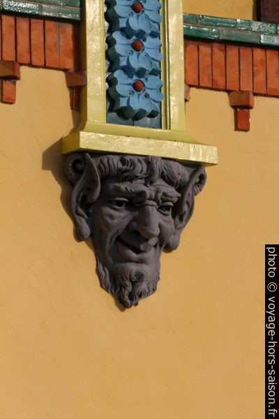 Décor et mascaron sur la halle du marché de Menton. Photo © André M. Winter