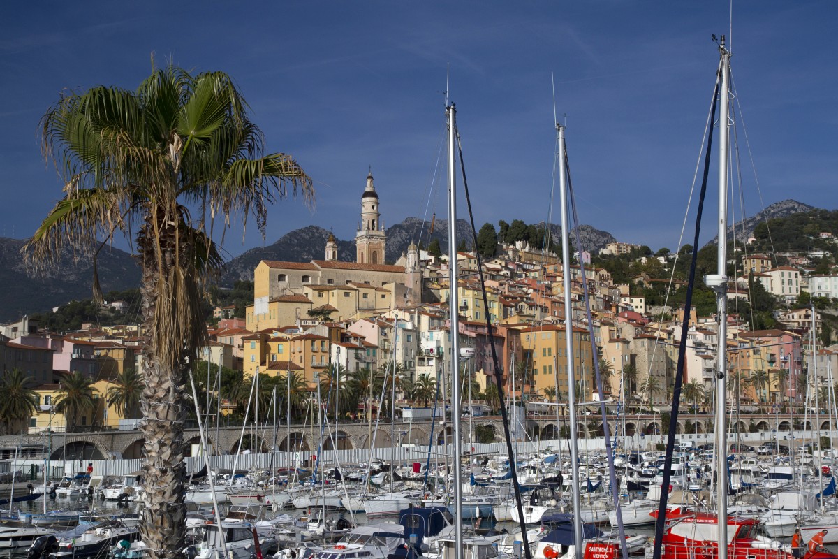 Port de Menton et l'Église Saint-Michel-Archange à Menton. Photo © Alex Medwedeff