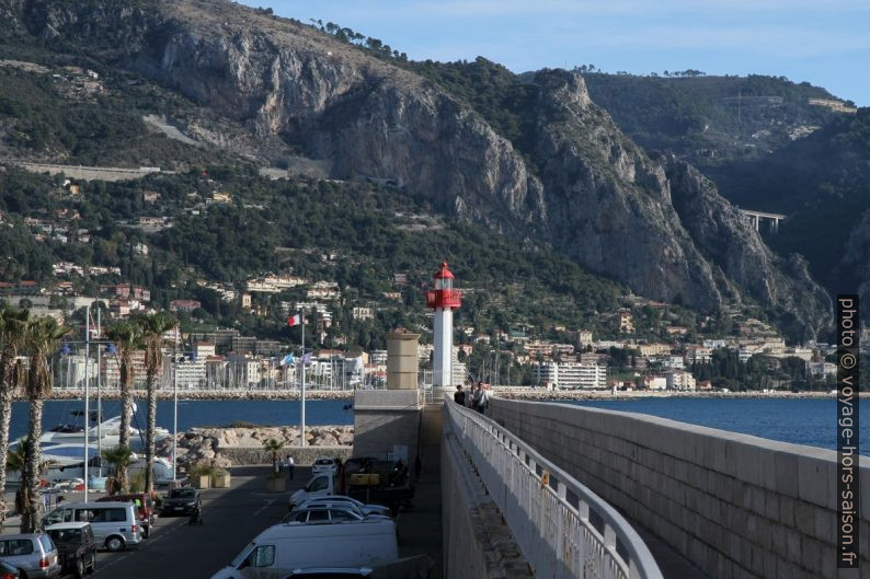 Phare de Menton sur le Quai Napoléon III. Photo © Alex Medwedeff