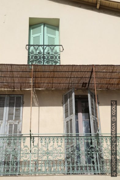 Persiennes et store ancien en paille. Photo © Alex Medwedeff