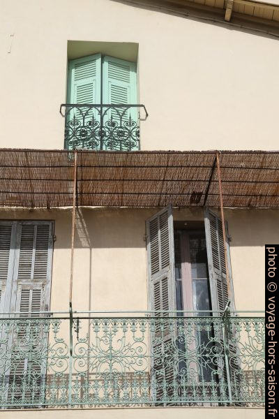 Persiennes et store ancien en paille. Photo © Alex Medwedeff