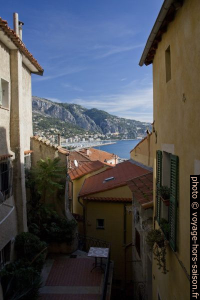 Vue sur la mer de la Rue de la Côte. Photo © Alex Medwedeff