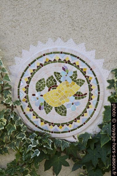 Une mosaïque ronde sur une maison. Photo © Alex Medwedeff