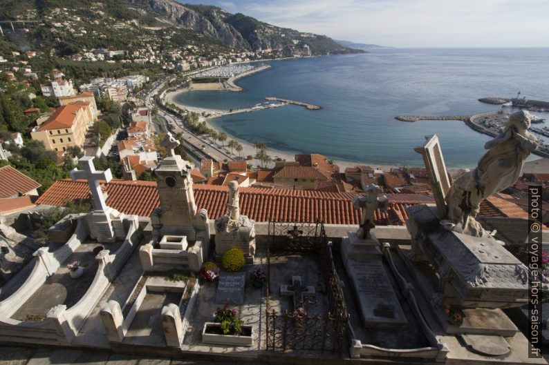 Cimetière du château au-dessus de la Baie Garavan. Photo © André M. Winter