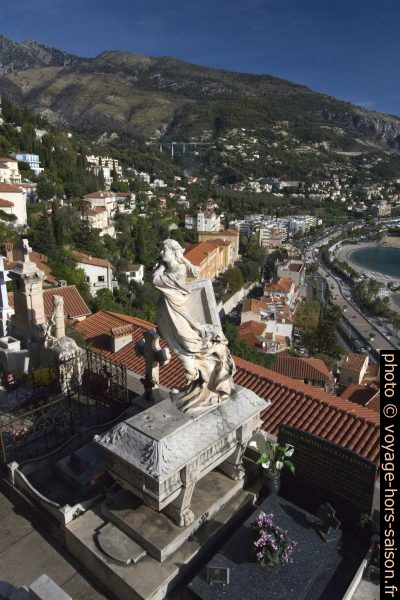 Statue émerveillé sur une tombe du Cimetière du château. Photo © André M. Winter