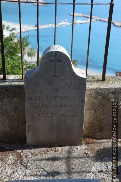 Tombe d'une fille au cimetière du château. Photo © André M. Winter