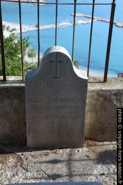 Tombe d'une fille au cimetière du château. Photo © André M. Winter