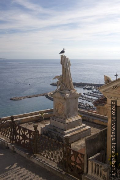 Une mouette sur une statue d'une tombe. Photo © André M. Winter