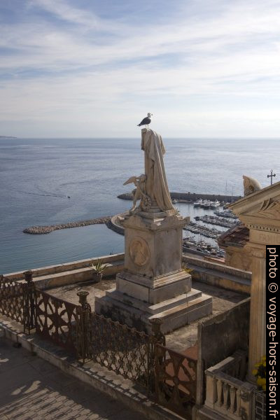 Une mouette sur une statue d'une tombe. Photo © André M. Winter