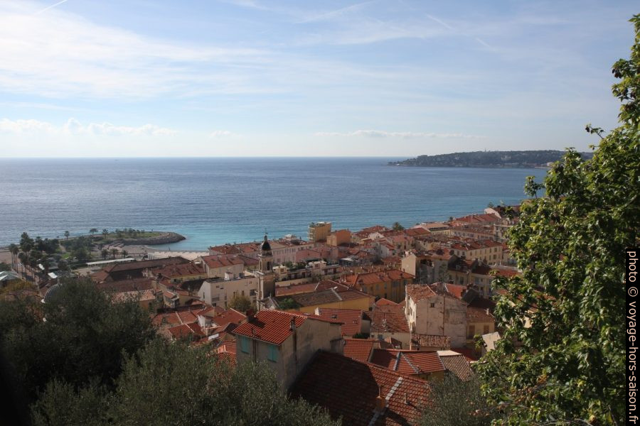 Vue sur la ville du cimetière du château de Menton. Photo © Alex Medwedeff