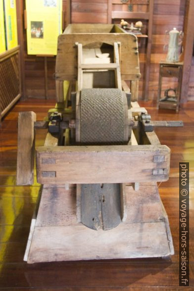 Moulin à buchette pour le décerisage du café. Photo © André M. Winter