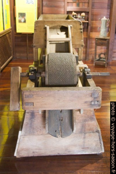Moulin à buchette pour le décerisage du café. Photo © André M. Winter