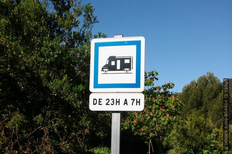 Un panneau conseillant aux camping-caristes de stationner ici la nuit, il manque sans doute la barre rouge. Photo © André M. Winter