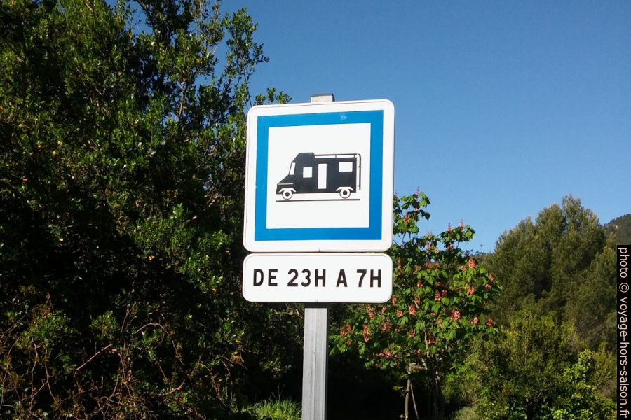 Un panneau conseillant aux camping-caristes de stationner ici la nuit, il manque sans doute la barre rouge. Photo © André M. Winter