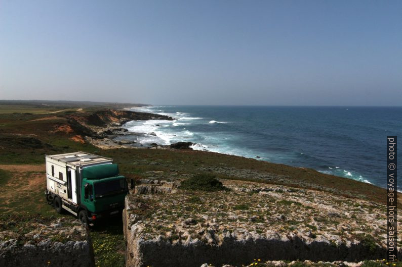 Un camion PL installé sous le Forte Pessegueiro. Photo © André M. Winter