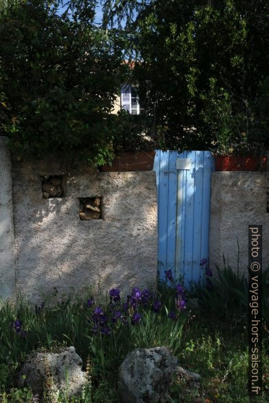 Porte de jardin bleue. Photo © Alex Medwedeff