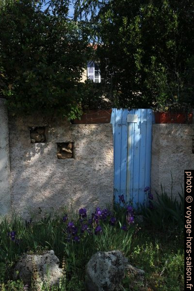 Porte de jardin bleue. Photo © Alex Medwedeff