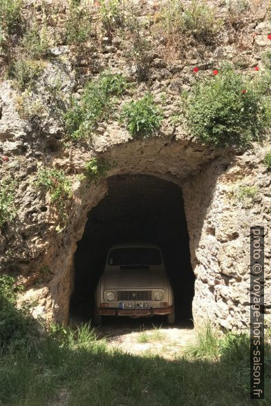 Une Renault 4L garée dans un garage troglodytique. Photo © Alex Medwedeff