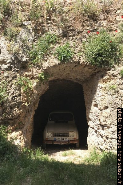 Une Renault 4L garée dans un garage troglodytique. Photo © Alex Medwedeff