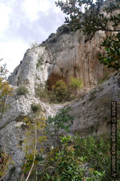 Baumes dans la crête nord-ouest du Mont Gaussier. Photo © André M. Winter