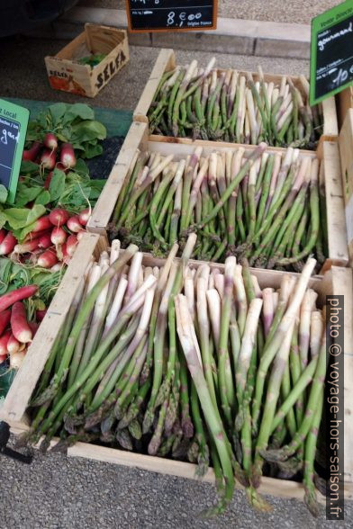 Radis et asperges en cagettes. Photo © André M. Winter