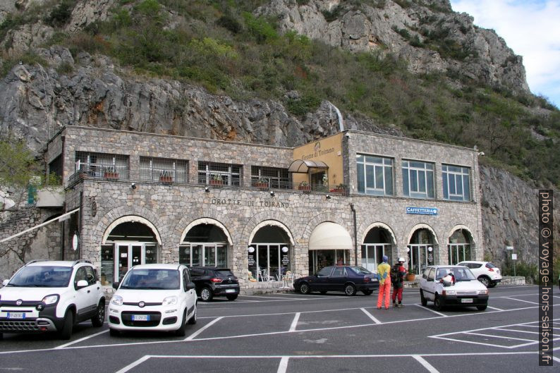 Le bâtiment d'accueil des grottes de Toirano. Photo Wikimédia CCSA4 JYB Devot